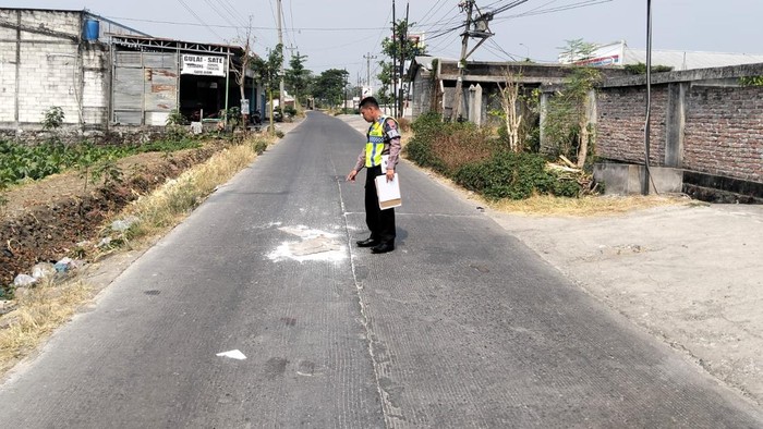 TKP kecelakaan maut adu banteng Calya dengan Beat di Karangawen, Demak.