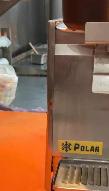 Kecoak Merayap di Dispenser Minuman Resto, Netizen Pertanyakan Hiegenitasnya