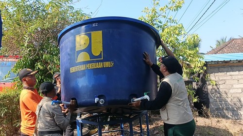 Petugas saat memasang tandon air untuk mengatasi kekeringan yang melanda warga di Desa Yehembang Kauh, Jembrana, Selasa (18/8/2026).