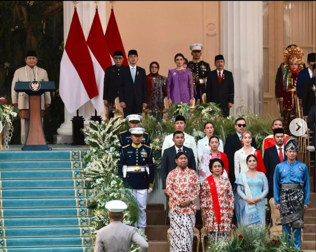 Beberapa anggota cendana tampak duduk di bangku depan saat upacara penurunan bendera dalam rangka HUT ke-81 RI di Istana Negara. Titiek Soeharto, Didit Hediprasetyo, serta beberapa cucu Soeharto terlihat duduk saling berdekatan. Foto: Instagram/@darmamh