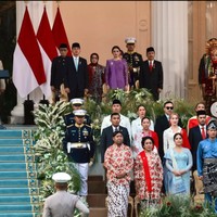 Beberapa anggota cendana tampak duduk di bangku depan saat upacara penurunan bendera dalam rangka HUT ke-81 RI di Istana Negara. Titiek Soeharto, Didit Hediprasetyo, serta beberapa cucu Soeharto terlihat duduk saling berdekatan. Foto: Instagram/@darmamh