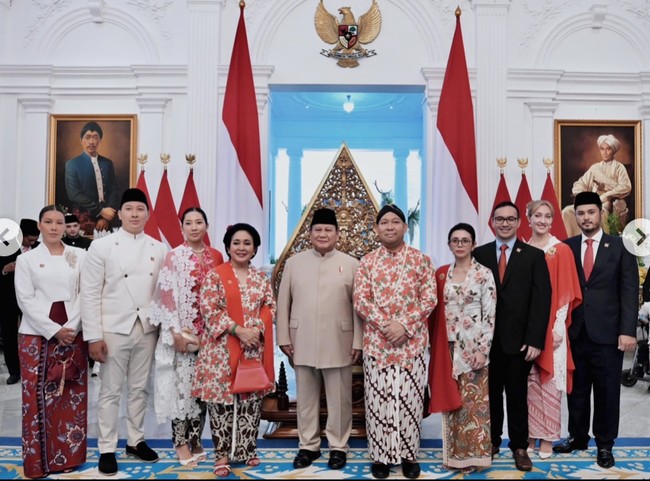 Para cucu Soeharto seperti Darma Mangkuluhur dan istrinya, Patricia Schuldtz, adiknya, Gayanti Hutami, turut berpose di sebelah Titiek Soeharto. Tak ketinggalan Panji Trihatmodjo juga ikut berpose bersama dengan mengajak serta istrinya, Varsha Strauss. Foto: Instagram/@darmamh
