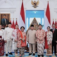 Para cucu Soeharto seperti Darma Mangkuluhur dan istrinya, Patricia Schuldtz, adiknya, Gayanti Hutami, turut berpose di sebelah Titiek Soeharto. Tak ketinggalan Panji Trihatmodjo juga ikut berpose bersama dengan mengajak serta istrinya, Varsha Strauss. Foto: Instagram/@darmamh