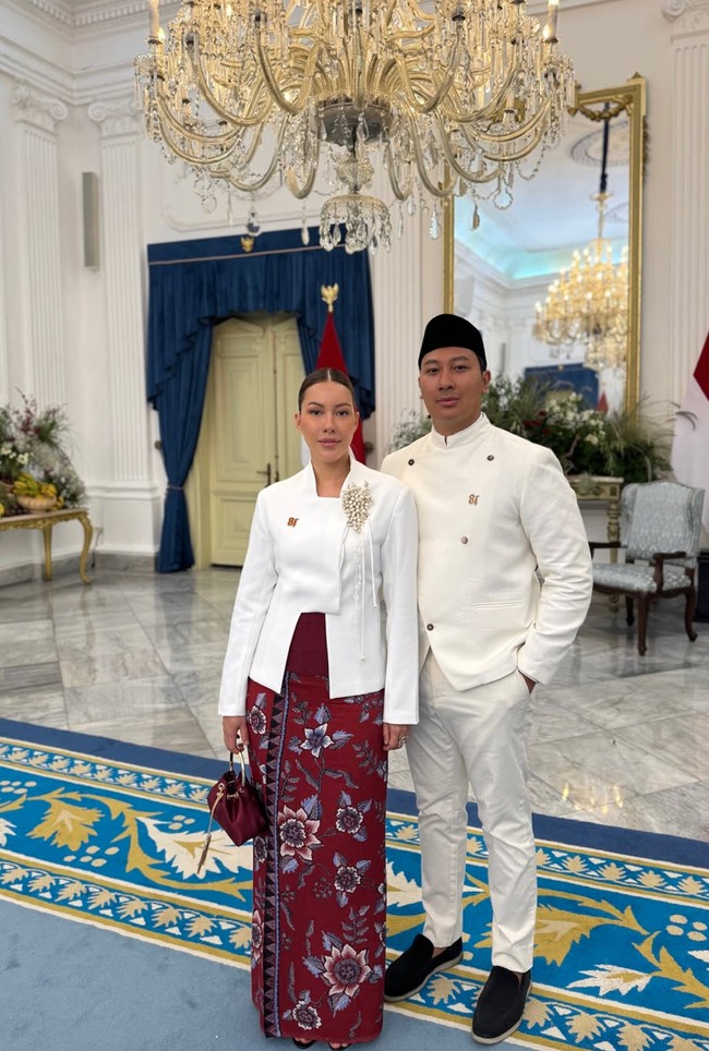 Sementara Darma Mangkuluhur dan istrinya, Patricia, kompak kenakan busana bernuansa tradisional berwarna putih. Patricia memadukan atasan kebaya modern dengan rok lilit warna merah marun. Foto: Instagram/@darmamh
