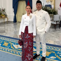 Sementara Darma Mangkuluhur dan istrinya, Patricia, kompak kenakan busana bernuansa tradisional berwarna putih. Patricia memadukan atasan kebaya modern dengan rok lilit warna merah marun. Foto: Instagram/@darmamh