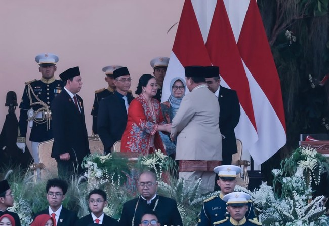 Puan Maharani, putri dari Megawati Soekarnoputri, hadir mengenakan busana bernuansa merah yang dipercantik dengan bordir dan payet bermotif floral. Selama upacara, Puan tampak duduk sederet dengan Presiden RI, Prabowo Subianto, serta wakilnya, Gibran Rakabuming. Foto: Instagram/@puanmaharaniri