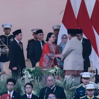 Puan Maharani, putri dari Megawati Soekarnoputri, hadir mengenakan busana bernuansa merah yang dipercantik dengan bordir dan payet bermotif floral. Selama upacara, Puan tampak duduk sederet dengan Presiden RI, Prabowo Subianto, serta wakilnya, Gibran Rakabuming. Foto: Instagram/@puanmaharaniri