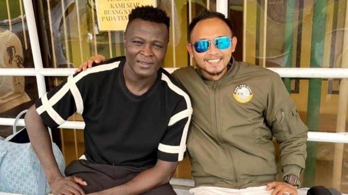 Ketua Balad Galuh bersama Ezechiel di Stadion Galuh.