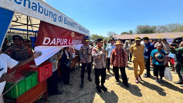 Ketua Komisi IV DPR Siti Hediati Hariyadi (Titiek Soeharto) bersama Kapolri Jenderal Listyo Sigit meninjau korban gempa di NTT. Dia mengawal kebutuhan warga. (dok Polri)