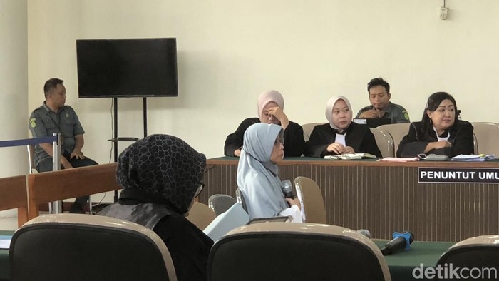 Ketua Yayasan yang menaungi daycare tersebut, Diyah Kusumastuti alias DK (51) menjalani sidang.