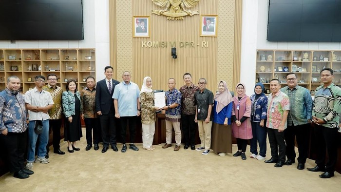 Komisi VI DPR dan PT Danantara berkomitmen menyehatkan PT Pos Indonesia. Andre Rosiade menegaskan kolaborasi untuk kesejahteraan karyawan dan mitra.