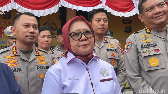 Komisioner Kompolnas Ida Oetari Poernamasasi saat diwawancarai di Polsek Medan Barat.