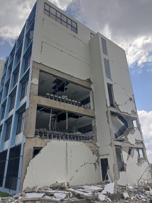 Kondisi gedung kampusUnika St Paulus Ruteng di Manggarai, NTT, yang rusak parah akibat gempa M 7,7. (Foto: Dok. Humas Unika St Paulus Ruteng)