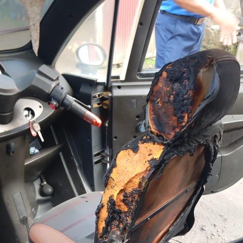 Kondisi interior mobil listrik mini yang terbakar di Jalan Raya Takmung, Banjarangkan, Klungkung, Bali, Selasa (18/8/2026). (Foto: Dok. Damkarmat Klungkung)