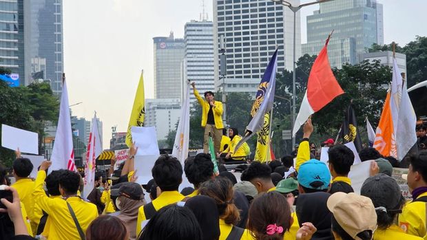 Mahasiswa dari BEM UI dan FMN menggelar demonstrasi di Tosari, Jakpus (Taufiq/detikcom) Mahasiswa dari BEM UI dan FMN menggelar demonstrasi di Tosari, Jakpus (Taufiq/detikcom)