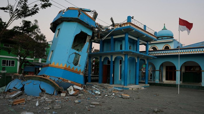 The heavily damaged Nurul Huda mosque following an earthquake in Reok, East Nusa Tenggara province, Indonesia, August 18, 2026. REUTERS/Willy Kurniawan