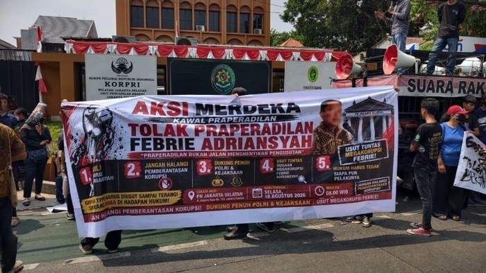 Massa gelar demonstrasi di depan PN Jaksel saat praperadilan Febrie Adriansyah (dok. Istimewa)