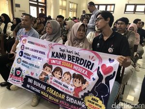 Penampakan Ortu Korban Daycare Little Aresha Bawa Spanduk Menyentuh di Sidang