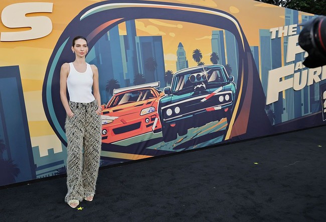 Meadow Walker, putri mendiang aktor Paul Walker, berpartisipasi dalam franchise film The Fast And The Furious sejak kepergian ayahnya. Ia pun hadir dalam perayaan ke-25 film legendaris tersebut. Foto: WireImage/Rodin Eckenroth