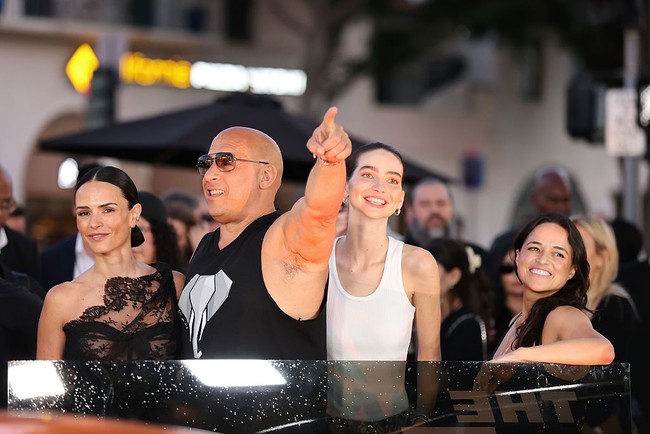 Di karpet merah, ia bergabung dengan Vin Diesel, Jordana Brewster hingga Nathalie Emmanuel. Foto: Getty Images/Amy Sussman
