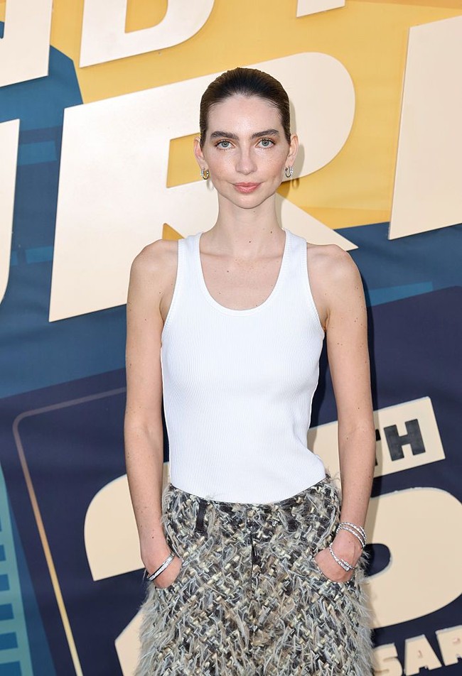 Ia melengkapi gaya dengan tatanan rambut sleek bun beserta aksesori bernuansa silver. Foto: Getty Images for Universal Pictu/Joe Scarnici