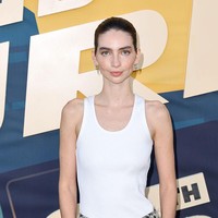 Ia melengkapi gaya dengan tatanan rambut sleek bun beserta aksesori bernuansa silver. Foto: Getty Images for Universal Pictu/Joe Scarnici