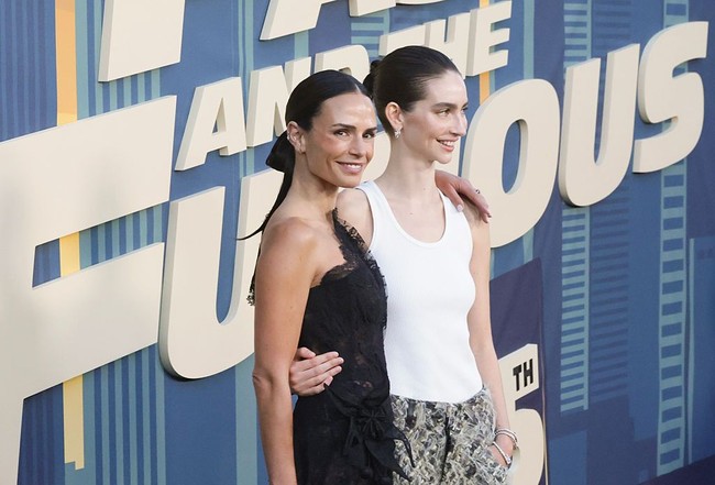 Neadow yang pernah menjadi cameo dalam film ‘Fast X’ bergaya kasual mengenakan tank top dan celana hitam berbulu. Foto: WireImage/Rodin Eckenroth
