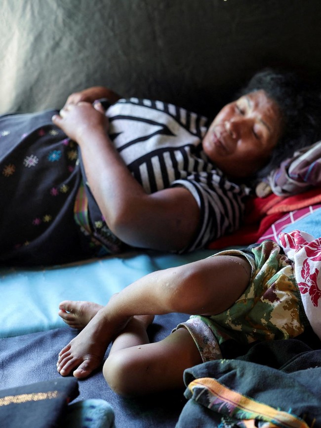 Nasib Anak-anak Korban Gempa NTT di Pengungsian