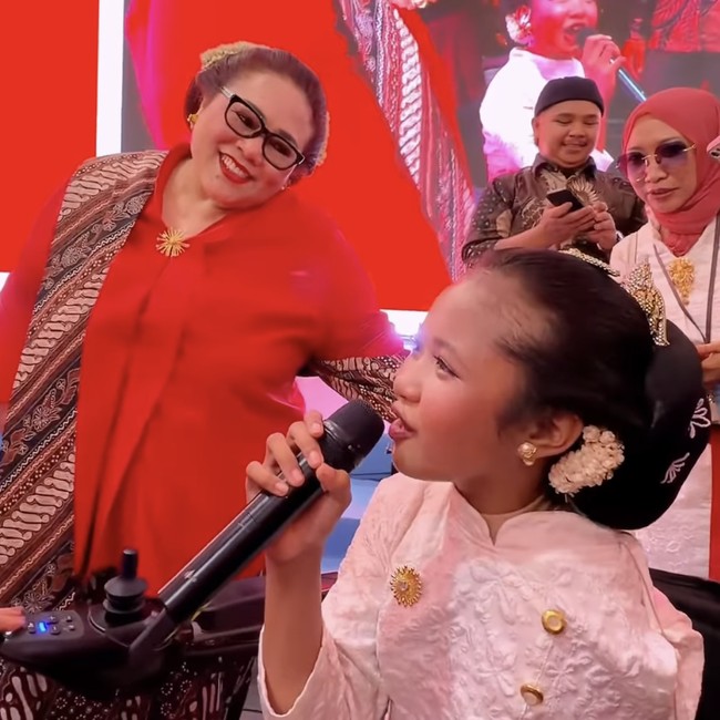 Hangat! Nunung Cs Duet dengan Savia Aulia Sinden Cilik Disabilitas di Istana