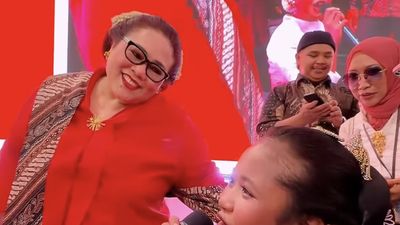 Hangat! Nunung Cs Duet dengan Savia Aulia Sinden Cilik Disabilitas di Istana