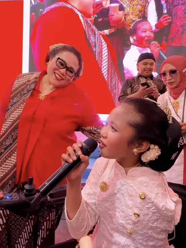 Hangat! Nunung Cs Duet dengan Savia Aulia Sinden Cilik Disabilitas di Istana