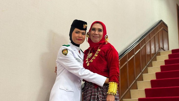 Orang Tua Siswa Sekolah Rakyat Saksikan Anaknya Tampil di Istana