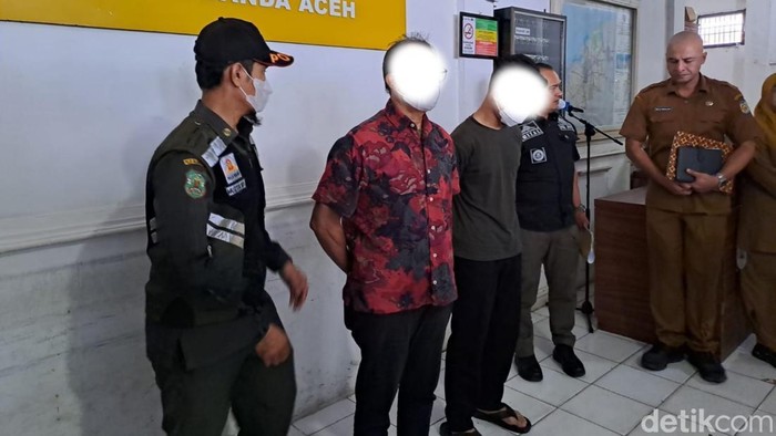 Kepala Inspektorat Kota Banda FD (baju merah) dihadirkan dalam konferensi pers di Satpol PP-WH Banda Aceh.