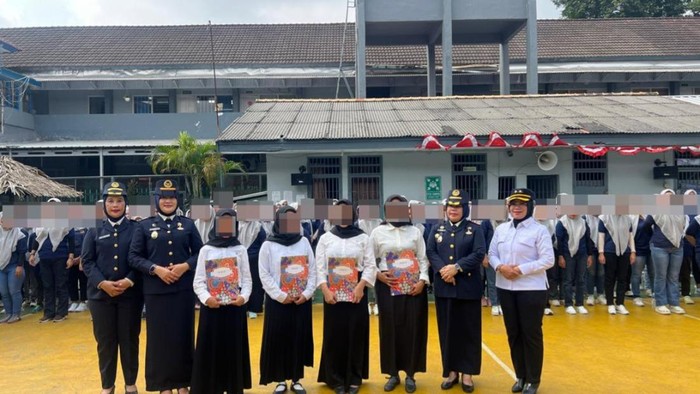 Pemberian remisi kepada warga binaan.