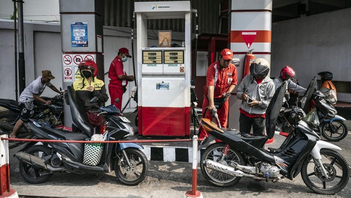 Petugas melayani pengisian bahan bakar minyak (BBM) jenis Pertalite di SPBU Jalan Majapahit, Semarang, Jawa Tengah, Selasa (18/8/2026). Pemerintah mengalokasikan anggaran sebesar Rp272,95 triliun untuk subsidi energi dalam RAPBN 2027 guna menjaga keterjangkauan harga jual BBM hingga tarif listrik bagi masyarakat. ANTARA FOTO/Aprillio Akbar/nz