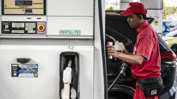 Petugas melayani pengisian bahan bakar minyak (BBM) jenis Pertalite di SPBU Jalan Majapahit, Semarang, Jawa Tengah, Selasa (18/8/2026). Pemerintah mengalokasikan anggaran sebesar Rp272,95 triliun untuk subsidi energi dalam RAPBN 2027 guna menjaga ket