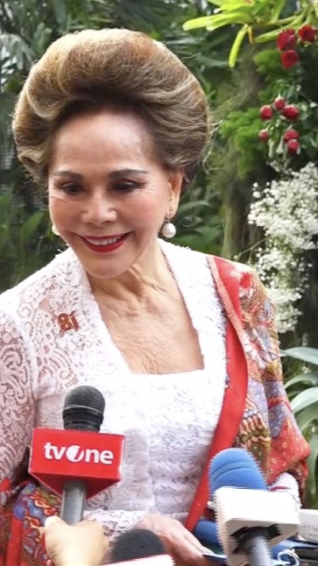 Saat menjalani wawancara menjelang upacara HUT RI, Dewi Soekarno mengaku menyadari perubahan arsitektur di Istana Negara setelah kunjungan terakhirnya. Tempat tersebut memiliki memori tersendiri baginya yang pernah menjadi salah satu Ibu Negara. Foto: Instagram