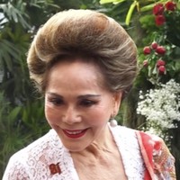 Istri keenam Presiden Soekarno, Dewi Soekarno mencuri atensi usai menghadiri upacara Hari Kemerdekaan Indonesia ke-81 di Istana Negara. Tampil anggun berbalut busana bernuansa merah-putih. Foto: Instagram