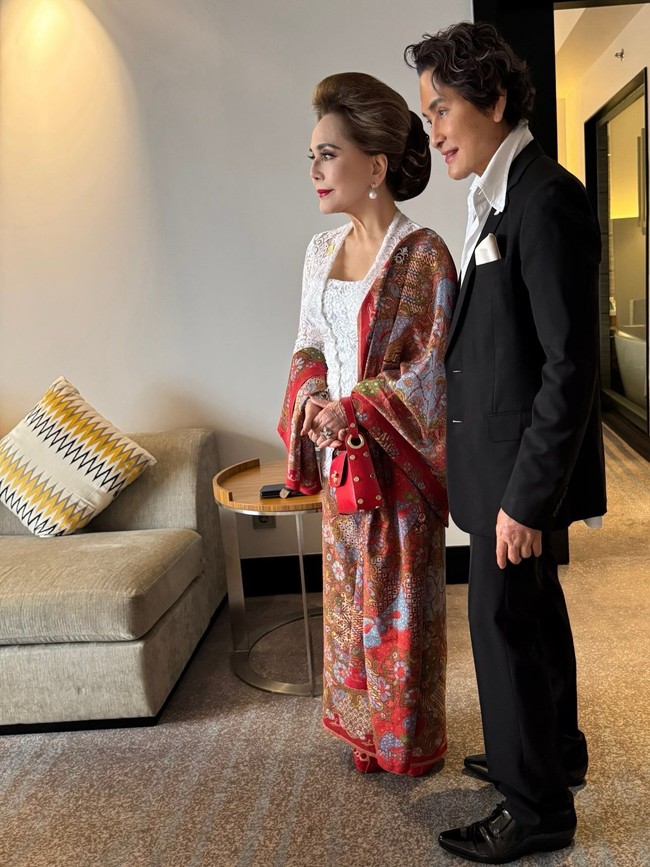 Untuk penampilannya di HUT RI, Dewi Soekarno memercayakan Peter Saerang sebagai makeup artist dan hairdresser. Lewat akun Instagram-nya, Peter menerangkan rambutnya ditata bervolume dengan sanggul konde Jawa. Foto: Instagram