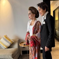 Untuk penampilannya di HUT RI, Dewi Soekarno memercayakan Peter Saerang sebagai makeup artist dan hairdresser. Lewat akun Instagram-nya, Peter menerangkan rambutnya ditata bervolume dengan sanggul konde Jawa. Foto: Instagram