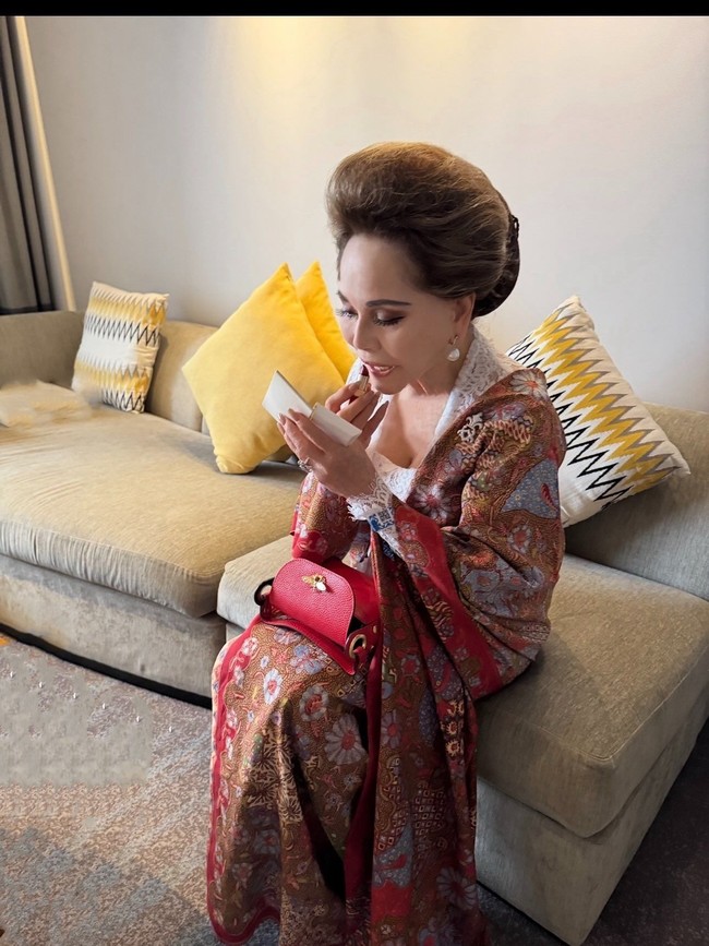 Tak sedikit netizen Indonesia yang memuji pesona Dewi Soekarno. Meski sudah memasuki usia kepala delapan, kecantikannya tidak luntur justru semakin  terpancar dengan aura sang sosialita. Foto: Instagram