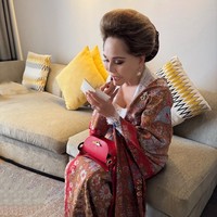 Tak sedikit netizen Indonesia yang memuji pesona Dewi Soekarno. Meski sudah memasuki usia kepala delapan, kecantikannya tidak luntur justru semakin  terpancar dengan aura sang sosialita. Foto: Instagram