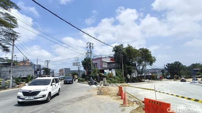 Penanganan longsor di Jalan Syarifuddin Yoes, Balikpapan Selatan, Kota Balikpapan, Kalimantan Timur. (Ary Nindita Intan RS)