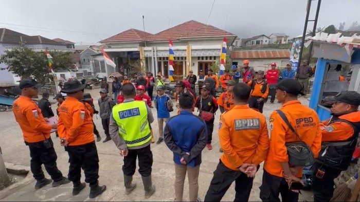 Tim SAR gabungan bersiap melakukan evakuasi pendaki jatuh ke kawah Gunung Slamet di Basecamp Sawangan, Kabupaten Tegal, Selasa (18/8/2026).