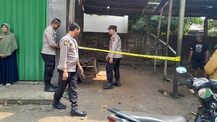 Polisi bersama tim kesehatan saat mengecek lokasi penemuan bayi di Desa Ketanen Kecamatan Trangkil, Selasa (18/8/2026).