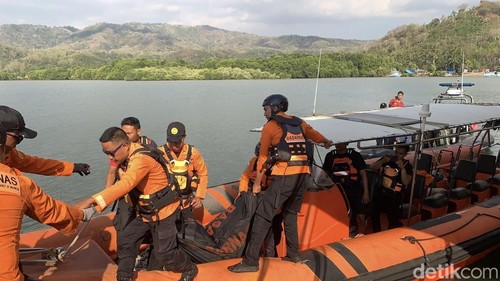 Proses evakuasi sesosok mayat yang ditemukan mengapung di Pelabuhan Lembar, Selasa (18/8/2026).