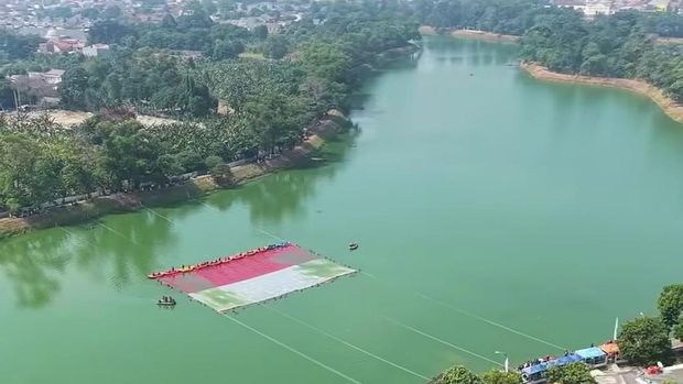Pengibaran Merah Putih di Danau Situ Gintung, pada Senin (17/8/2026).