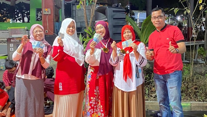 Peserta lomba ngomel bojo di Gresik