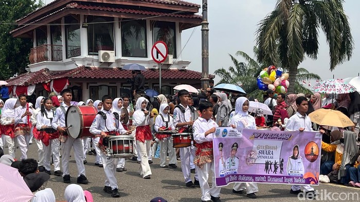 Peserta Pawai Pembangunan melintas di kawasan Taman Tanggo Rajo, Kota Jambi.
