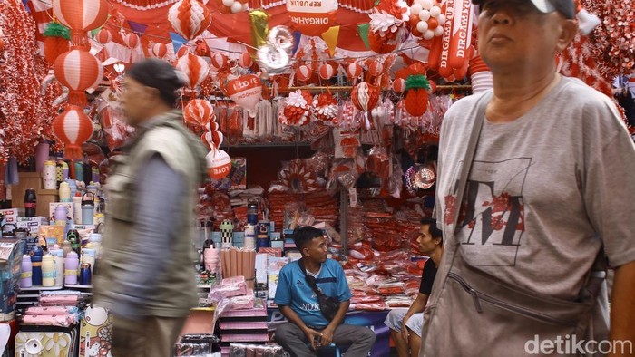 Pernak-pernik bernuansa kemerdekaan masih menghiasi lapak pedagang di Pasar Jatinegara, Jakarta, Selasa (18/8/2026). Namun, selepas momentum perayaan HUT ke-81 RI, aktivitas jual beli mulai terlihat lebih lengang.